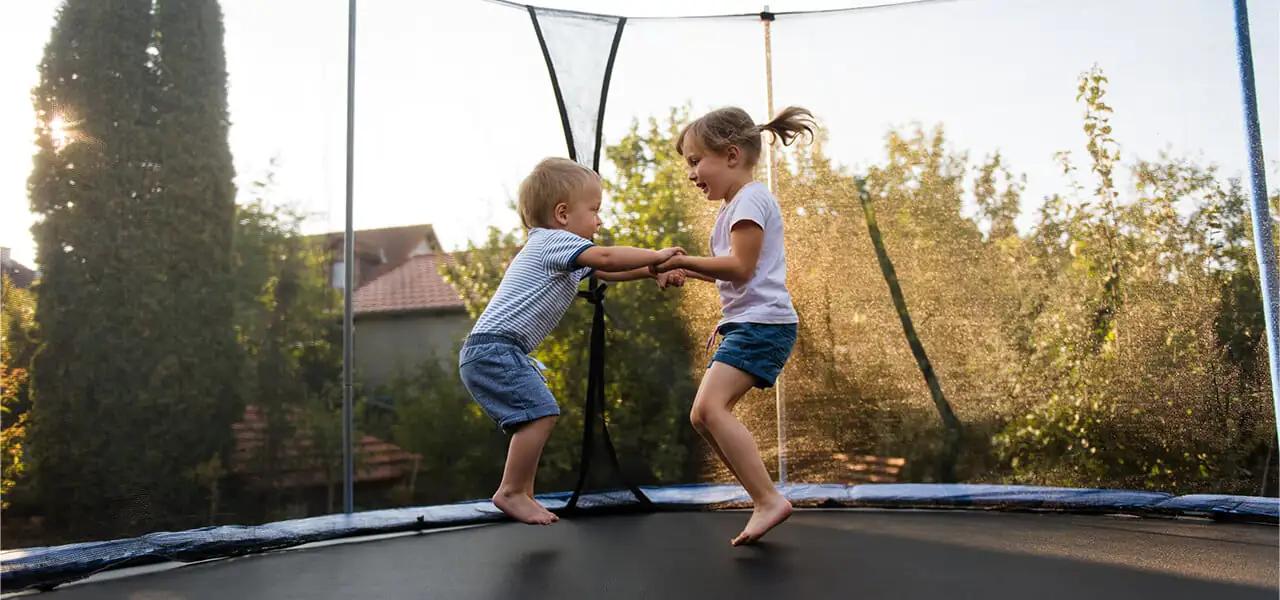 Ako vybrať a zabezpečiť hrací priestor na záhrade pre vaše deti